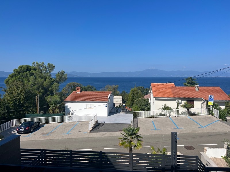 Widok na morze z przestronnego tarasu, typowy dla wysokiej jakości nieruchomości w Chorwacji, w małej miejscowości Njivice.