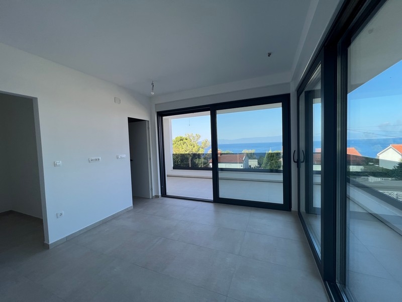 Przestronny salon z dostępem do terenów zewnętrznych, cecha jakościowa nieruchomości w Chorwacji.