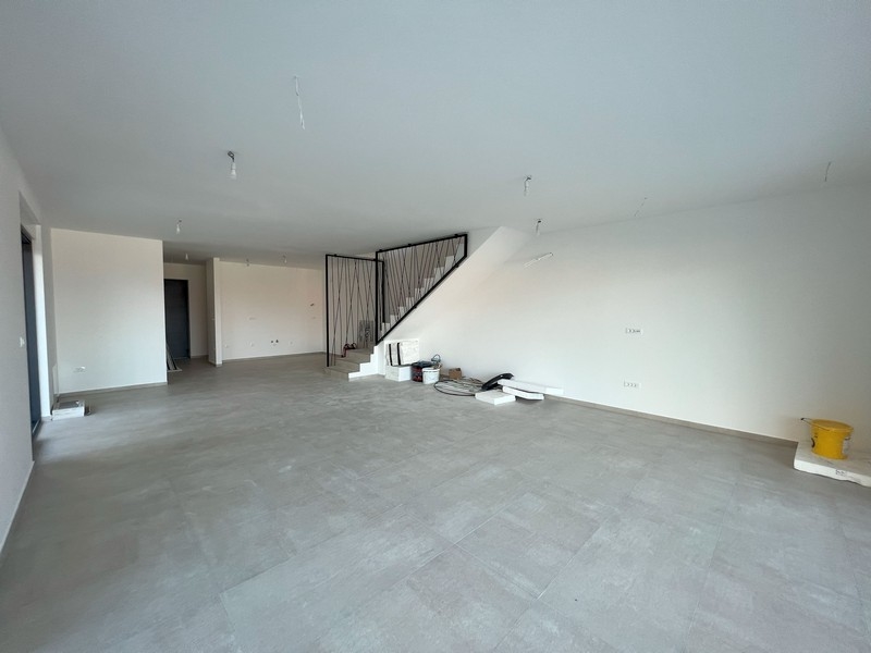 Widok wnętrza górnego piętra pokazujący otwarty projekt i jasność pomieszczenia, co jest pożądane w przypadku nieruchomości w Chorwacji.