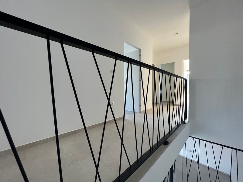 Szczegół nowoczesnej konstrukcji schodów, drobny szczegół w tej nieruchomości w Chorwacji.