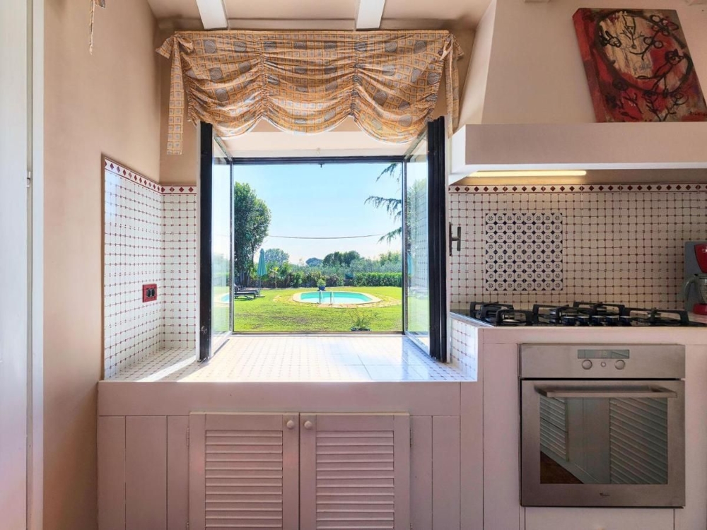 Okno kuchenne z widokiem na basen i ogród, atrakcja dla nieruchomości w Chorwacji