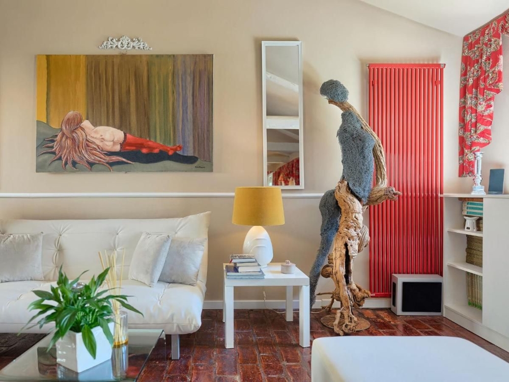 Jasny i pomysłowo urządzony salon, który odzwierciedla estetykę nieruchomości w Chorwacji