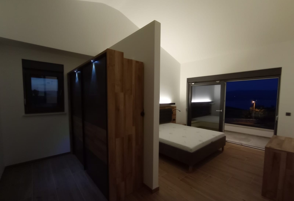 Przytulna sypialnia w nieruchomości w Chorwacji, z bezpośrednim dostępem do tarasu i