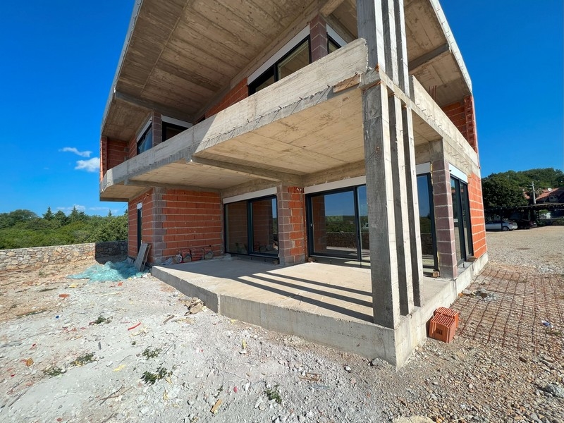 Zadaszony taras z widokiem na zieleń i przestronny ogród - H2966