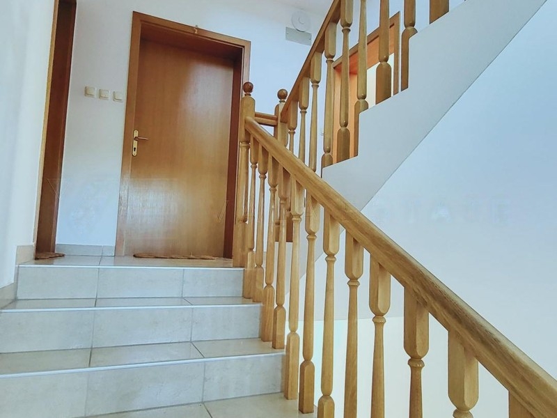 Klatka schodowa z drewnianą balustradą