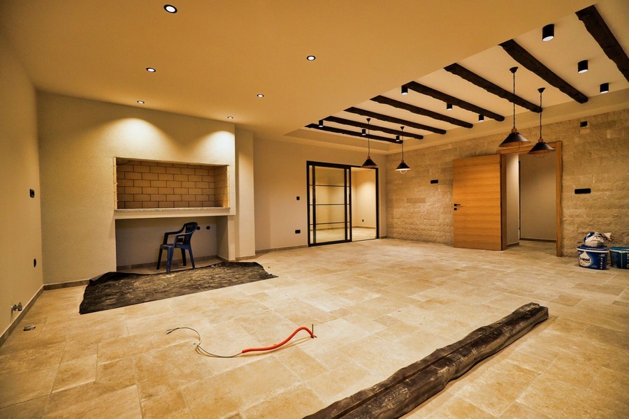 Projekt wnętrz nieruchomości na wyspie Krk z nowoczesnymi podłogami i przygotowanym kominkiem