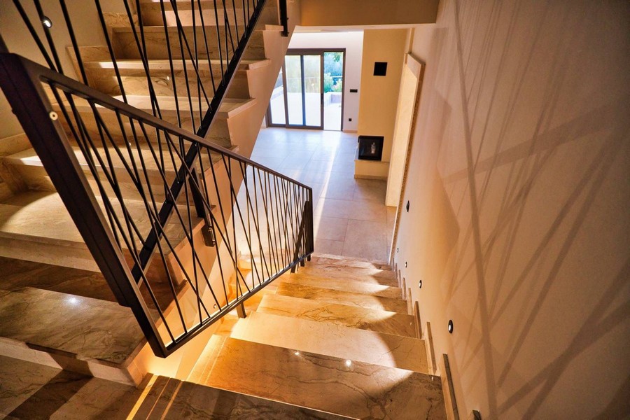 Marmurowe schody w nieruchomości na wyspie Krk, które podkreślają elegancję i nowoczesny design