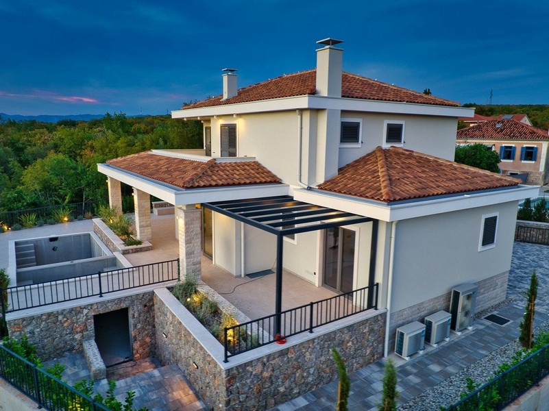 Widok z góry na elegancką nieruchomość na wyspie Krk z tarasem i basenem w trakcie budowy