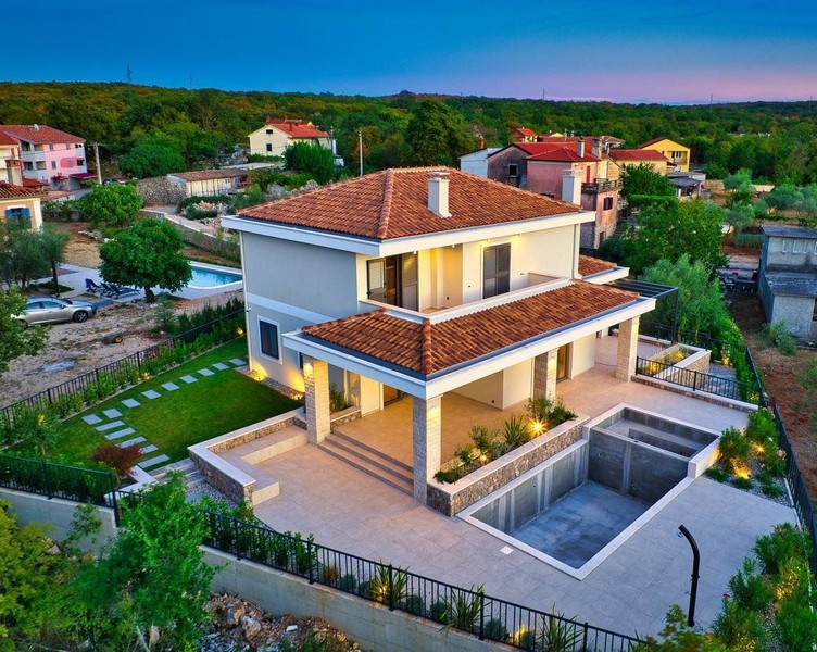 Nieruchomość na wyspie Krk otoczona zielonym krajobrazem o zachodzie słońca z oświetlonym ogrodem