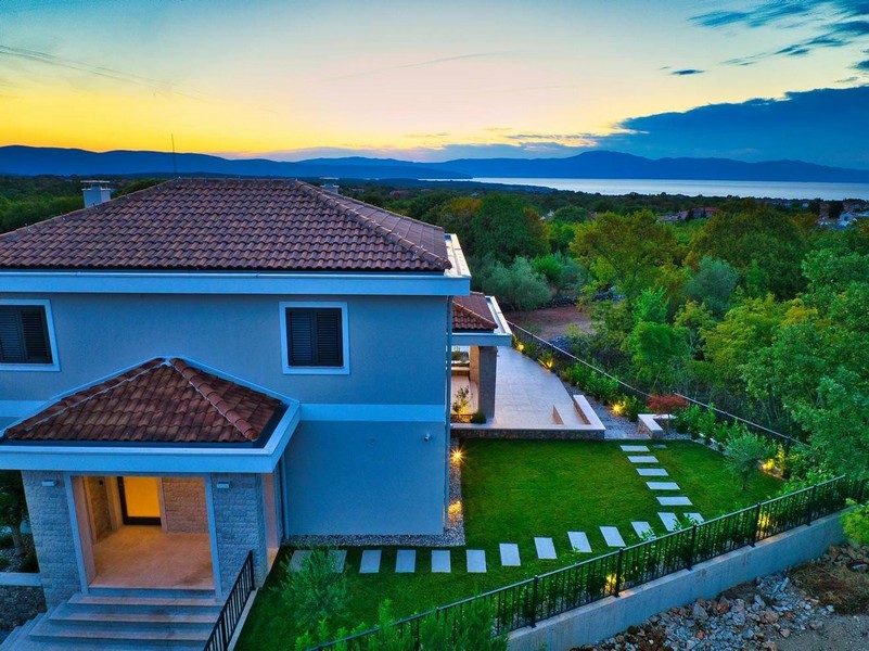 Wieczorna atmosfera w obiekcie na wyspie Krk z widokiem na morze i krajobraz z tarasu na dachu
