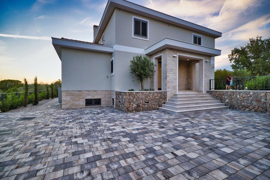 Widok z przodu na ekskluzywną nieruchomość na wyspie Krk ze schodami wejściowymi i utwardzonym podjazdem