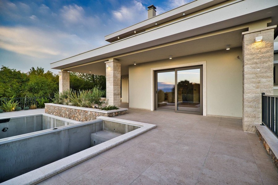 Taras nieruchomości na wyspie Krk z bezpośrednim dostępem do części dziennej i placu budowy basenu