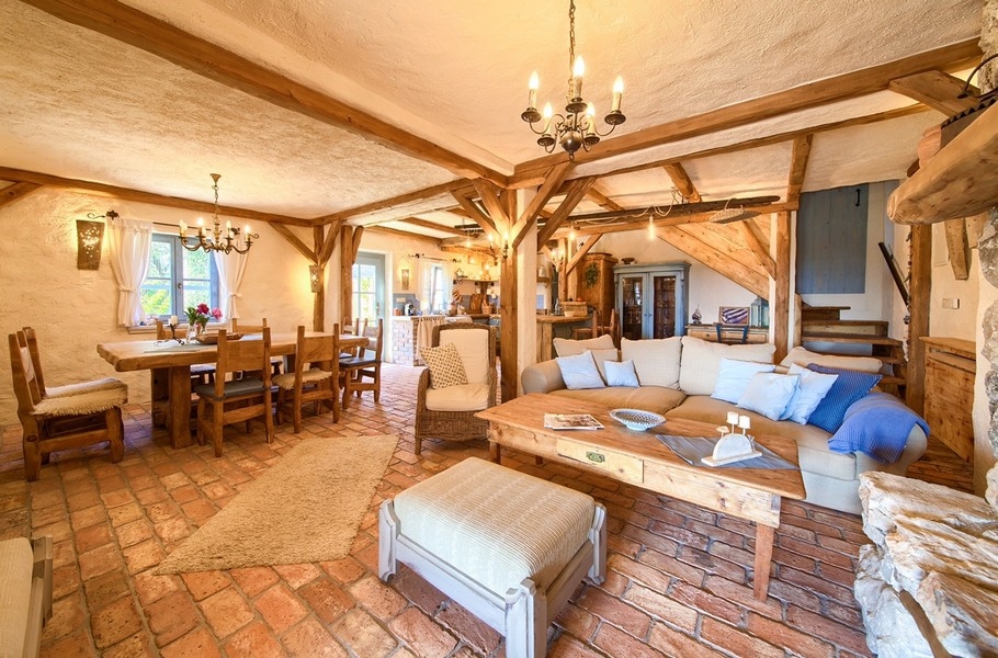 Rustykalne wnętrze z połączonym salonem i jadalnią, część wnętrza nieruchomości na wyspie Krk.