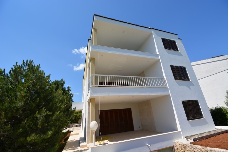 Nieruchomość na wyspie Krk - kup willę z 3 apartamentami.