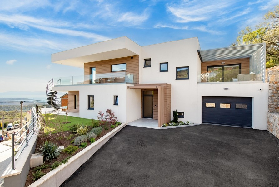 Strefa wejściowa nowoczesnej willi z garażem, nieruchomość w Chorwacji, kup willę na wyspie Krk