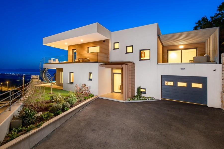 Nocny widok na oświetloną willę ze schodami zewnętrznymi, nieruchomość w Chorwacji, willa na sprzedaż na wyspie Krk