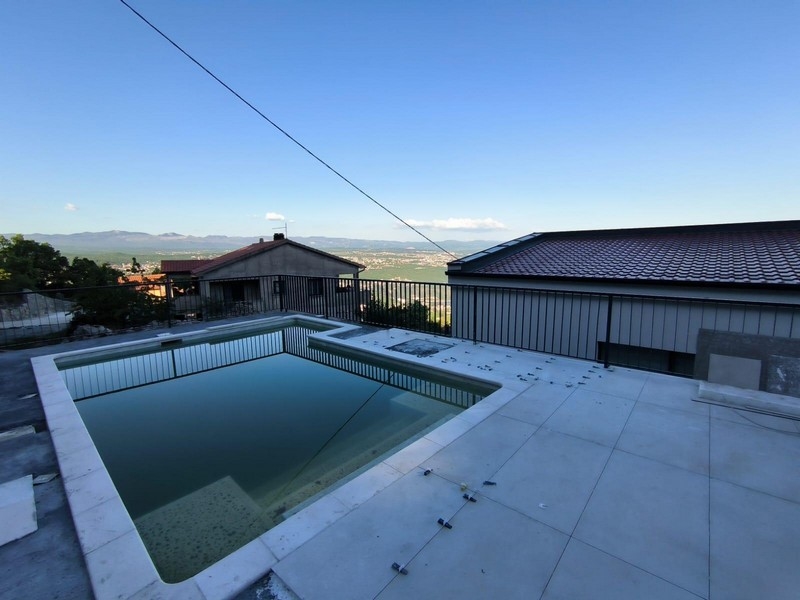 Nieruchomość w Chorwacji, willa z panoramicznym widokiem na morze, region Opatija na Istrii, basen z widokiem na góry