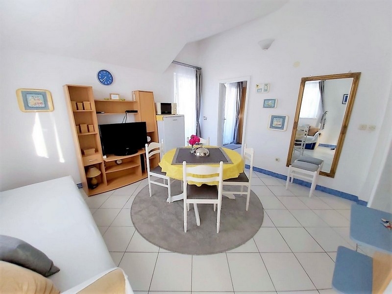 Pokój z wyjściem na balkon w apartamentowcu, dom blisko morza