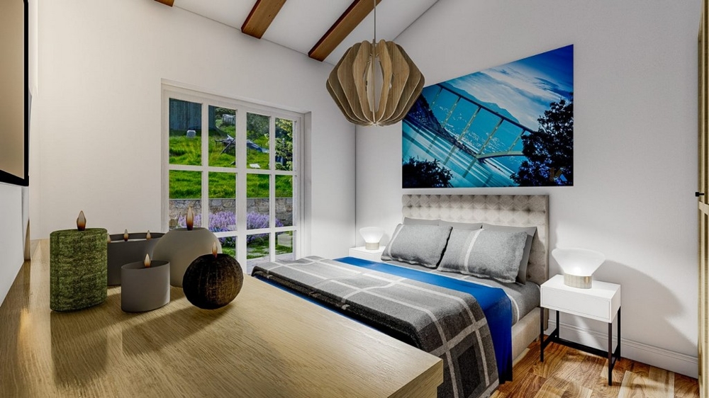 Sypialnia z dużym podwójnym łóżkiem, kocem w niebiesko-szare paski, białą ścianą, obrazem artystycznym i widokiem na ogród przez duże okna.