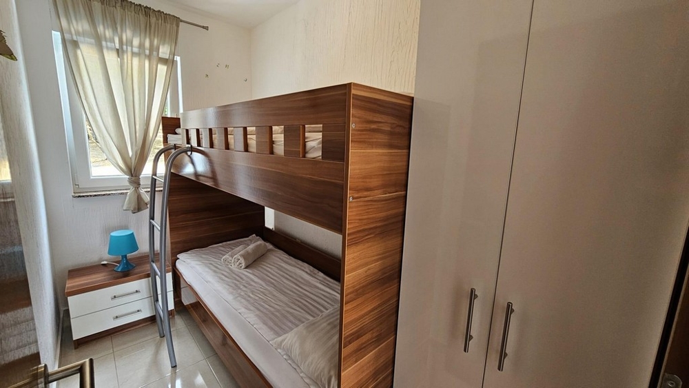 Pokój z łóżkiem piętrowym w odnowionym domu bliźniaczym z widokiem na morze w Dramalj w regionie Crikvenica