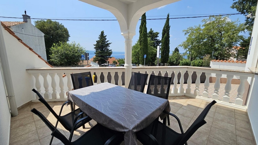 Basen z błękitną wodą obok odnowionego domu bliźniaczego w Dramalj, region Crikvenica