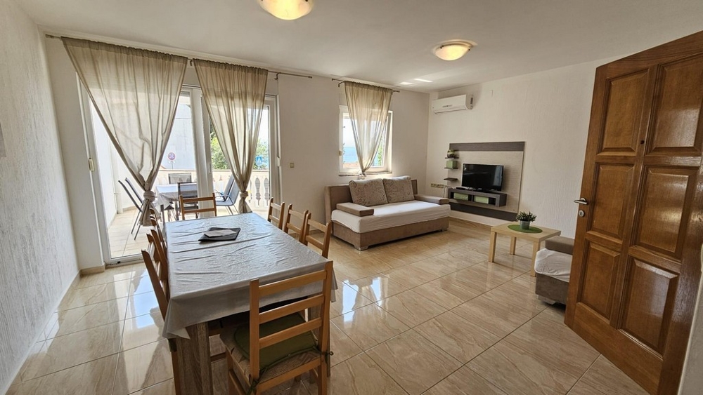 Strefa wejściowa odnowionego domu bliźniaczego z podłogami wyłożonymi kafelkami i roślinami w Dramalj w regionie Crikvenica