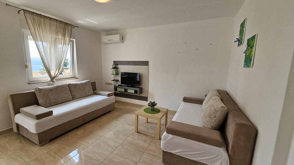 Jadalnia z bezpośrednim dostępem do tarasu w odnowionym domu bliźniaczym w Dramalj, region Crikvenica