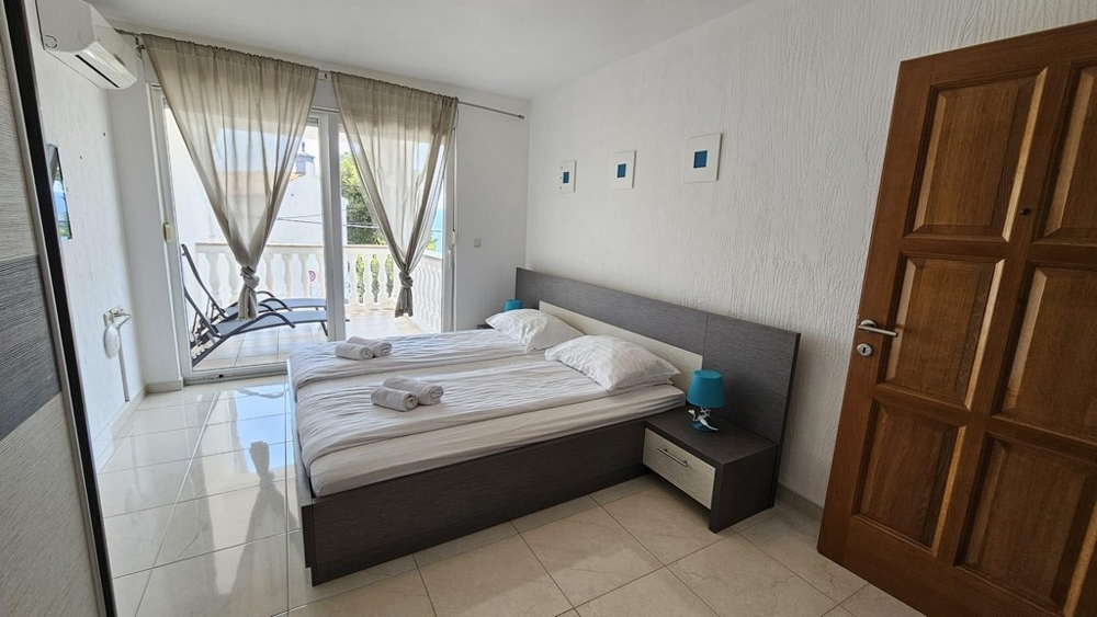 Pokój dzienny z jadalnią w odnowionym domu bliźniaczym w Dramalj, region Crikvenica