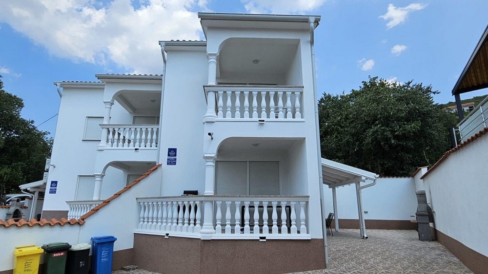 Weranda odnowionego domu bliźniaczego w Dramalj ze stołem, krzesłami i widokiem na morze