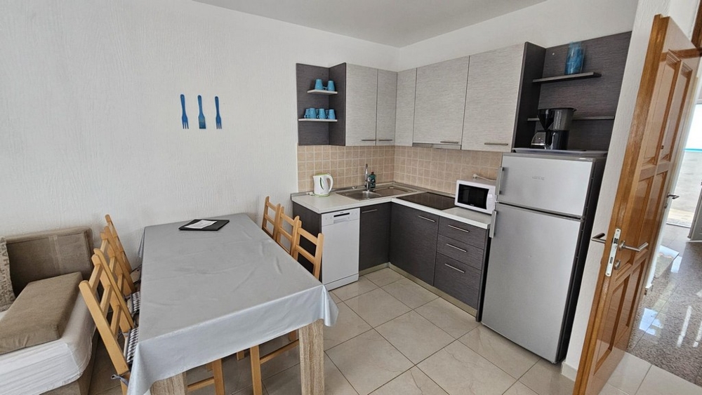 Jadalnia i kuchnia w domu H2995, wystawionym na sprzedaż w Chorwacji.