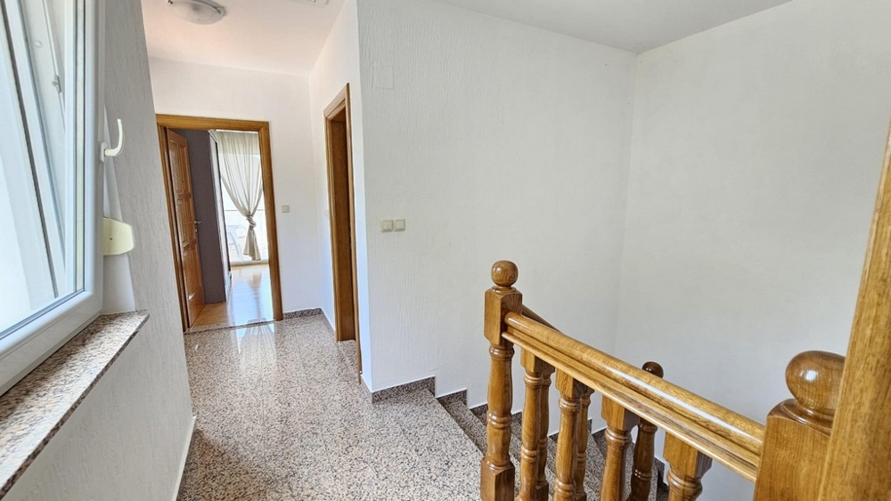 Klatka schodowa i widok na piętro nieruchomości H2995 w Dramalj, Chorwacja.