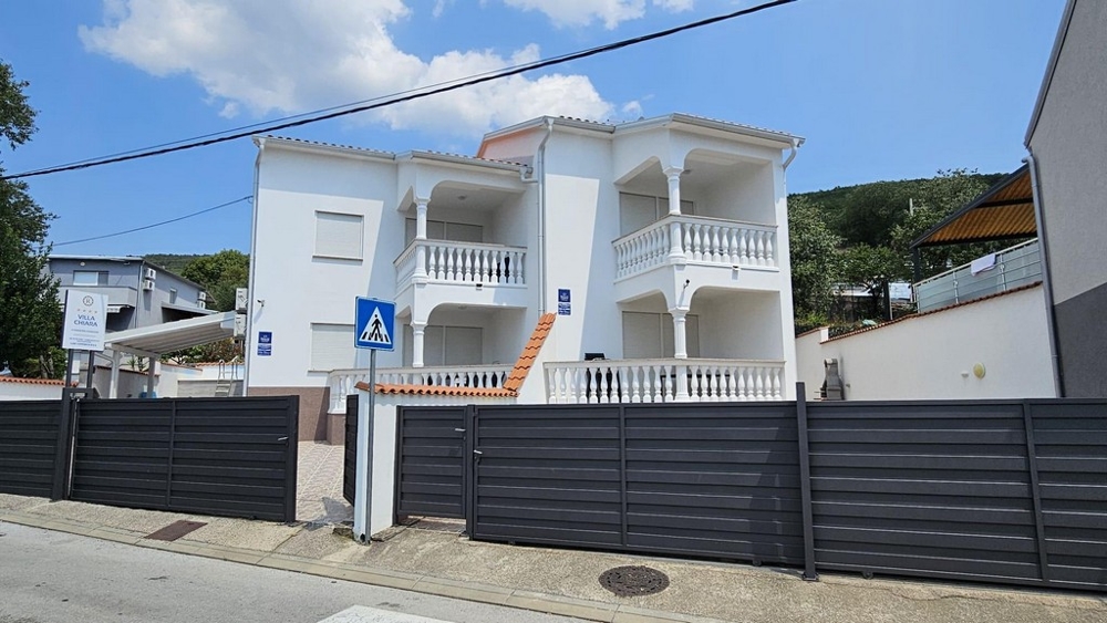 Basen z błękitną wodą i wejście do bliźniaka w Dramalju