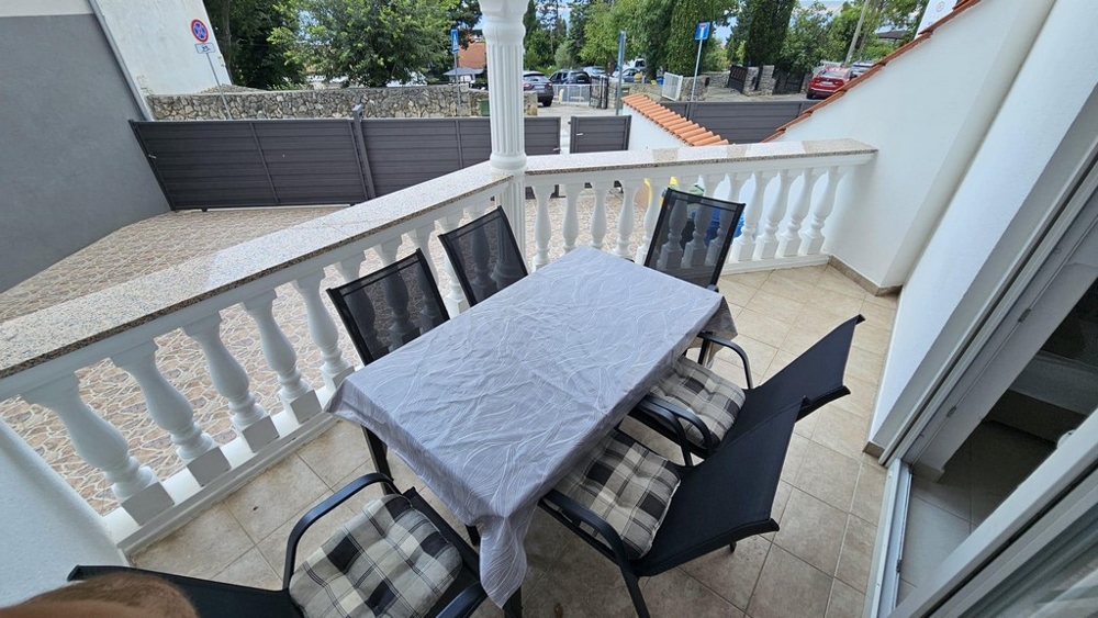 Jadalnia z bezpośrednim dostępem do tarasu bliźniaka w Dramalju