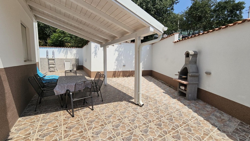 Część dzienna z kanapą, stołem jadalnym i dostępem do tarasu w domu bliźniaczym