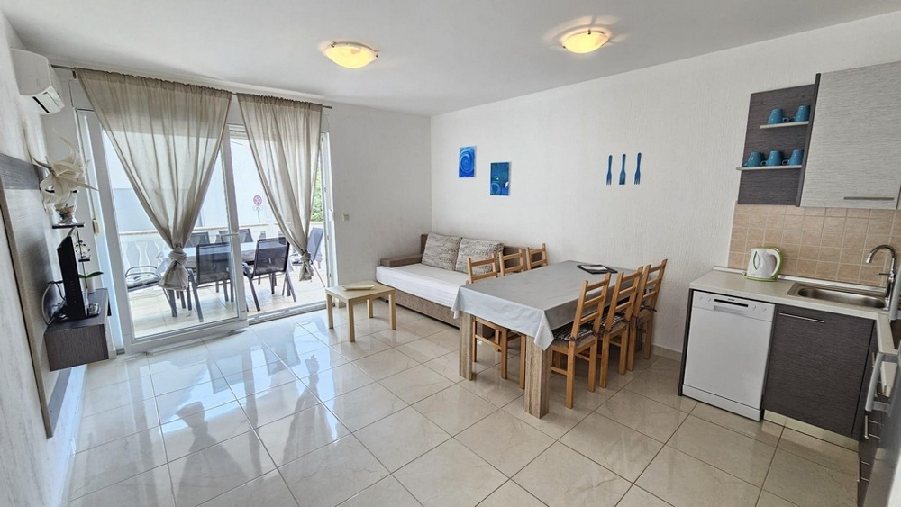 Przytulna sypialnia z podwójnym łóżkiem, oknami i nowoczesnymi meblami w Dramalj