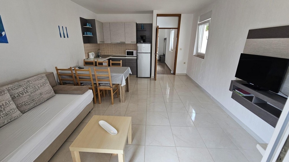 Łazienka z kabiną prysznicową, umywalką i pralką w domu bliźniaczym w Dramalju