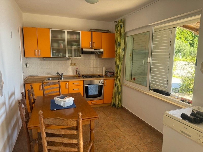 Przestronny salon z żółtymi sofami i dekoracyjnymi obrazami w nadmorskiej willi na półwyspie Pelješac