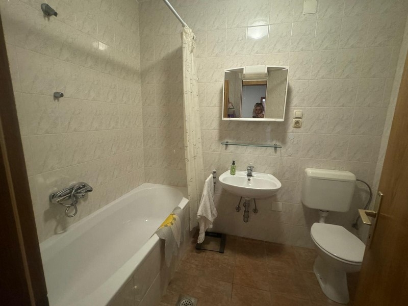 Jasna łazienka z wanną, umywalką i lustrem w nadmorskiej willi na półwyspie Pelješac