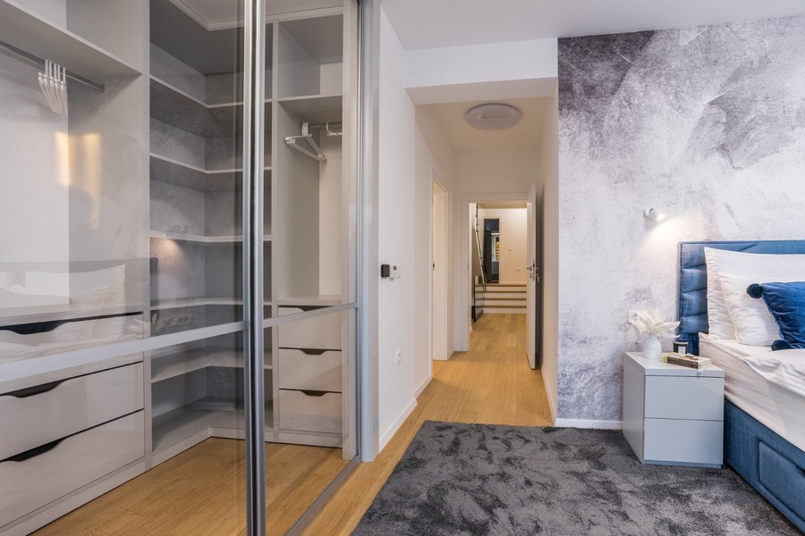 Garderoba w głównej sypialni tej luksusowej posiadłości w Chorwacji.