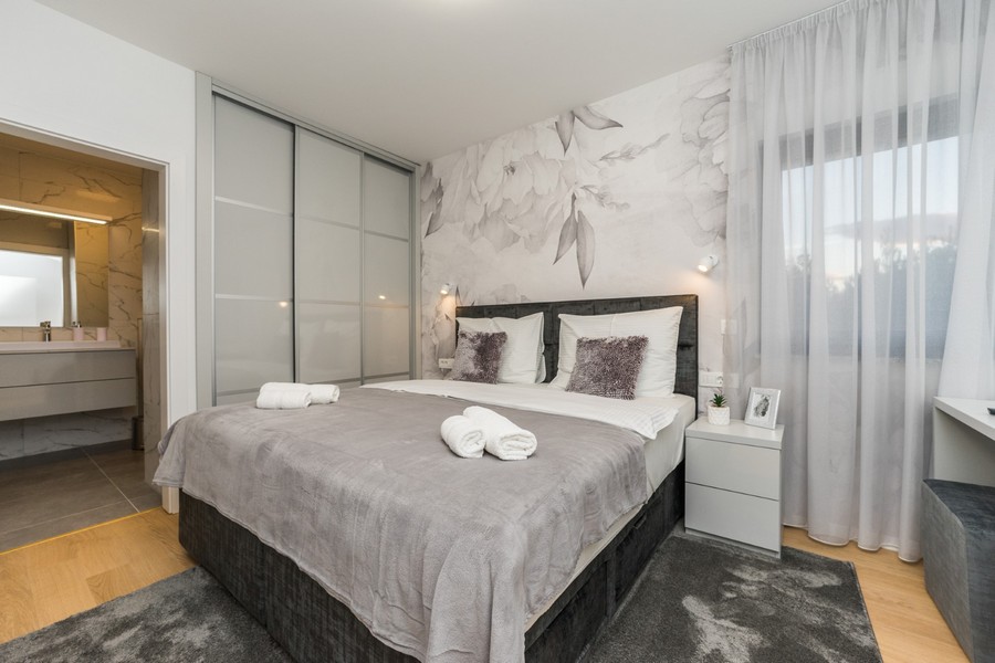 Gustownie urządzona sypialnia z łazienką w doskonałej posiadłości w Chorwacji.