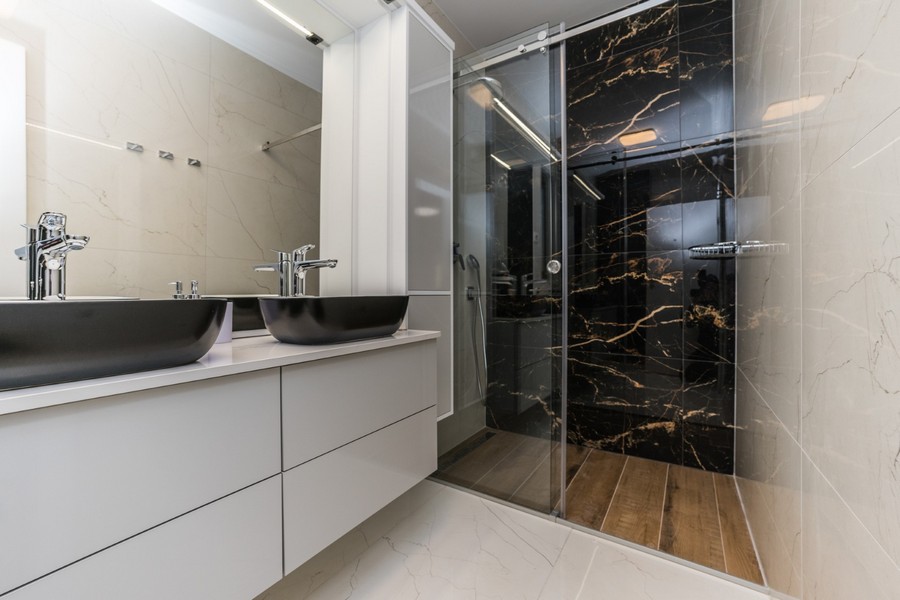 Nowoczesna łazienka z podwójną umywalką i przestronnym prysznicem w tej pięknej chorwackiej posiadłości.