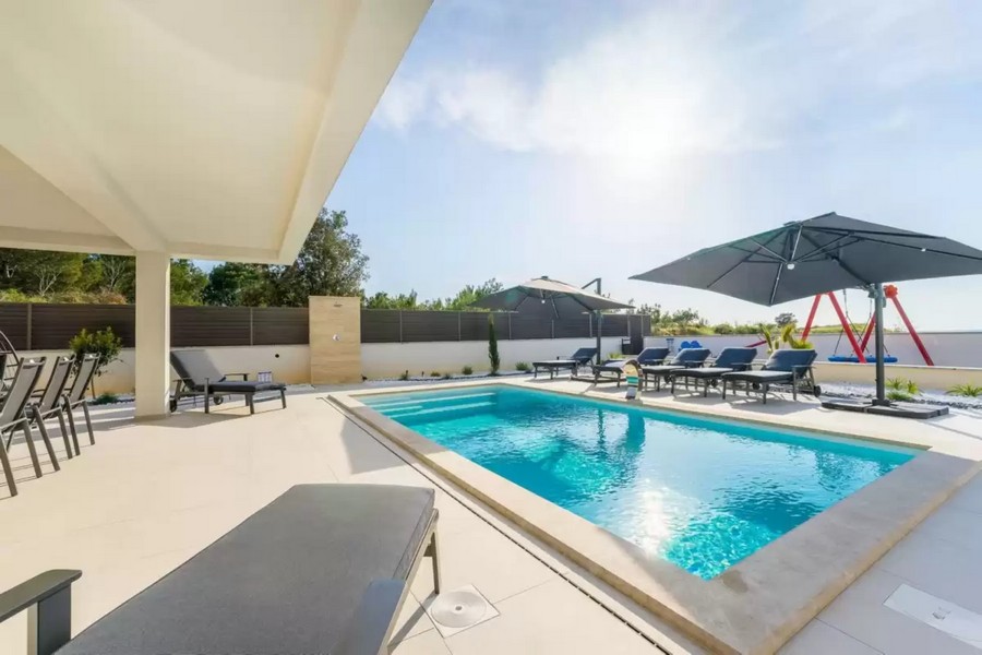 Nieruchomości blisko morza z basenem w Chorwacji - Panorama Scouting.