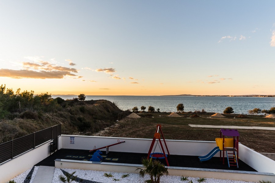 Wspaniałe widoki na morze z ogrodu pięknej chorwackiej posiadłości z placem zabaw dla dzieci.