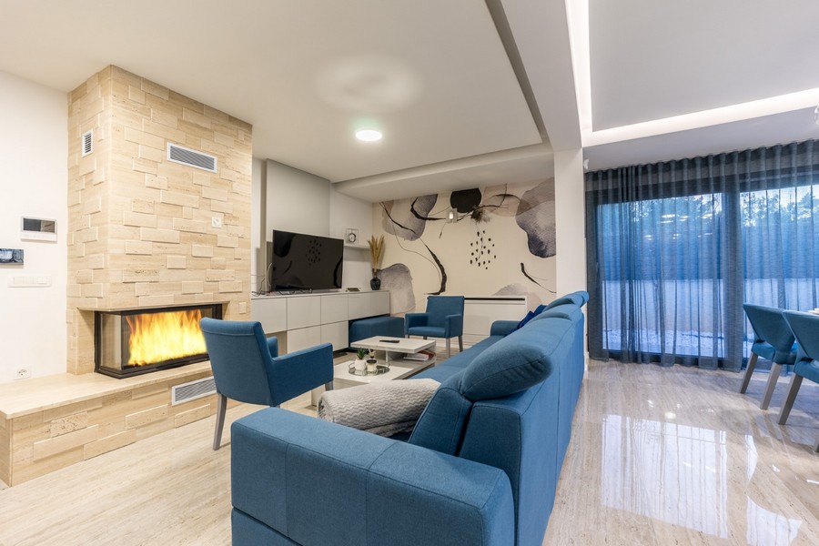 Przestronny salon o nowoczesnym wystroju oferuje komfort i luksus w tej wyjątkowej chorwackiej posiadłości.