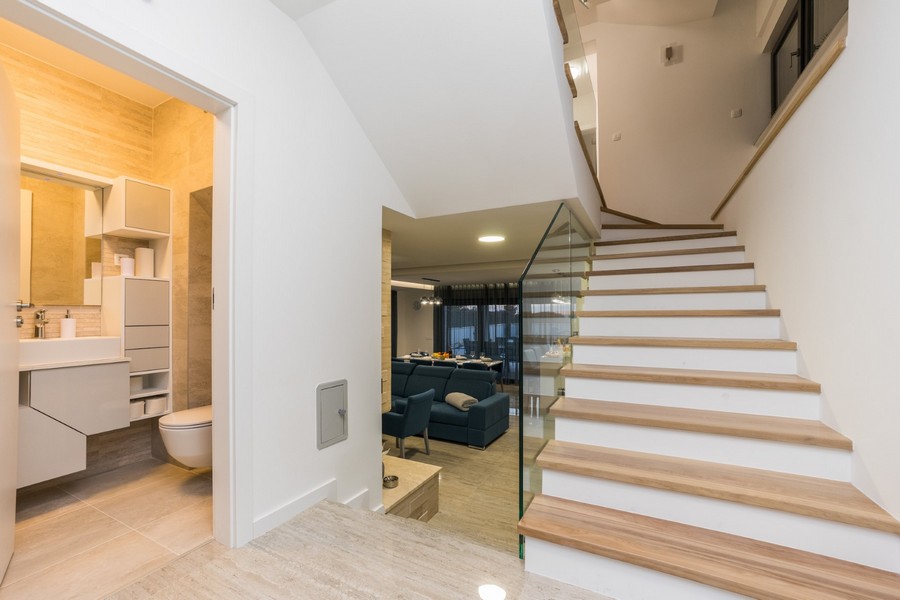 Nowoczesne schody prowadzące na piętro tej stylowej posiadłości w Chorwacji.