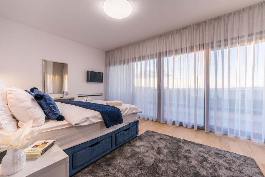 Przytulna sypialnia z zapierającymi dech w piersiach widokami, zapewnia ciszę i spokój w Twojej nowej nieruchomości w Chorwacji.