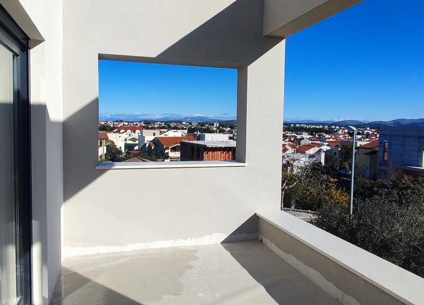 Willa z basenem w Dalmacji, nowoczesna willa w Vodicach z dużym tarasem i drzewami