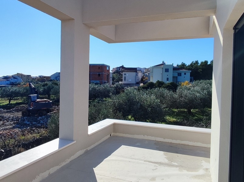 Nieruchomość w Chorwacji, Vodice, widok z przodu nowoczesnej willi z miejscem parkingowym