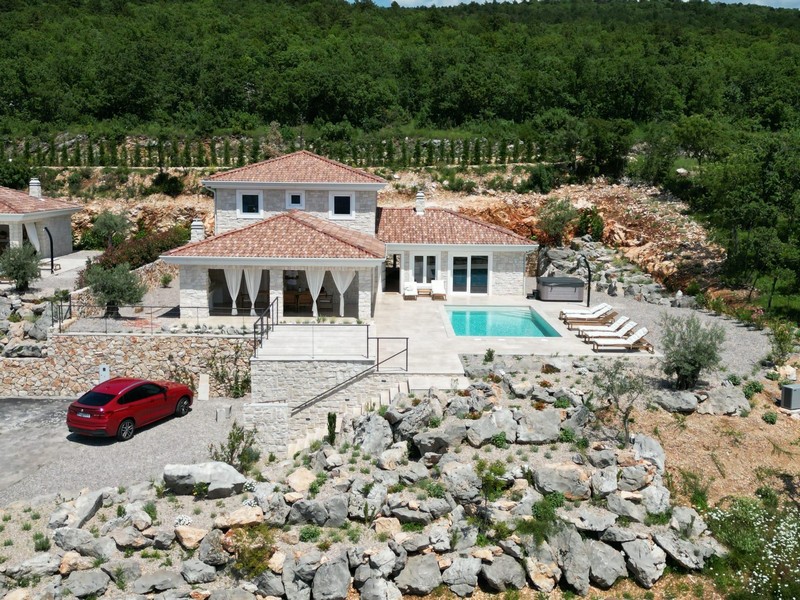 Nowa willa z widokiem na basen i morze na sprzedaż w Chorwacji.