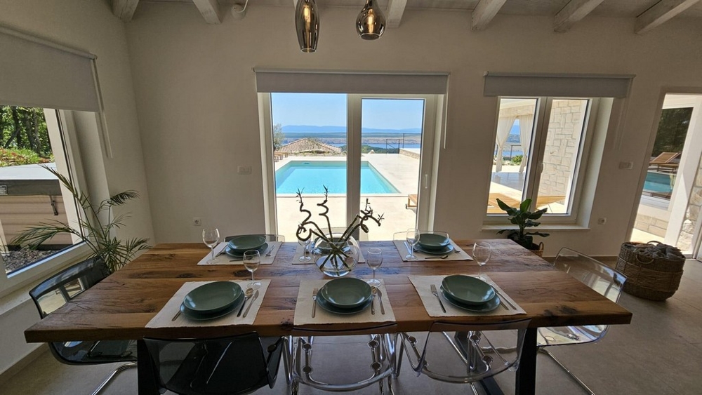 Jadalnia z widokiem na basen i morze.